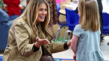 Melania Trump et Usha Vance, un duo éclatant auprès des enfants de militaires