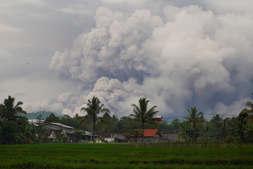 Une éruption volcanique à Java contraint les habitants à évacuer