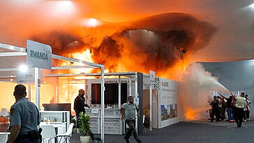 Des images frappantes de l’incendie survenu près de la COP30 à Belém