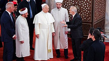 Des photos historiques montrent le pape Léon XIV en chaussettes visitant la Mosquée Bleue d’Istanbul