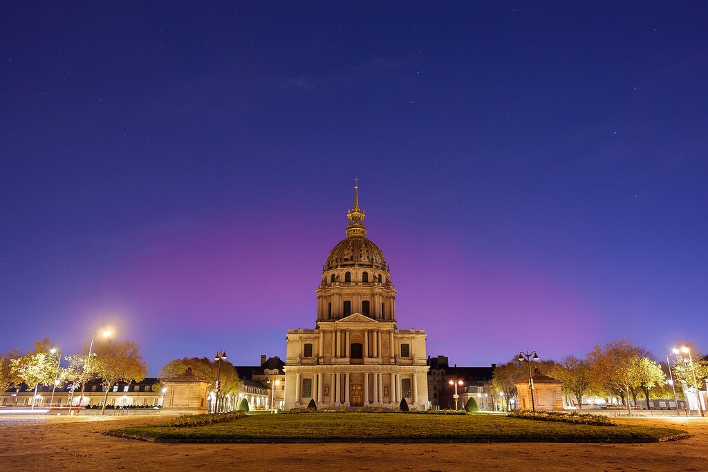 Une vue saisissante des aurores boréales au-dessus des Invalides Une vue saisissante des aurores boréales au-dessus des Invalides