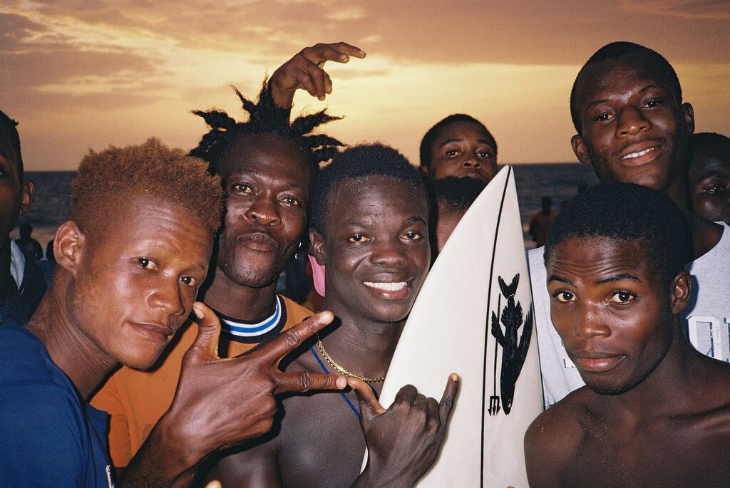 À Robertsport, au Liberia, les surfeurs trouvent la liberté en glissant sur les vagues