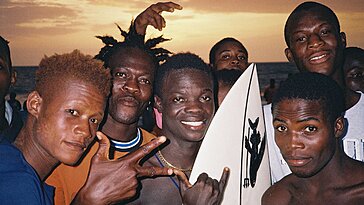 À Robertsport, au Liberia, les surfeurs trouvent la liberté en glissant sur les vagues