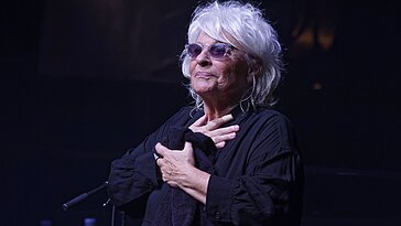Catherine Lara se confie librement sur Les Enfoirés, la Star Ac et Âge tendre et tête de bois