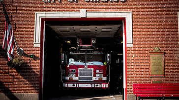 À Chicago, un homme asperge une femme d’essence et l’incendie dans un train de banlieue