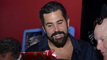 Artus parle de l’impact émotionnel du harcèlement subi pendant son enfance