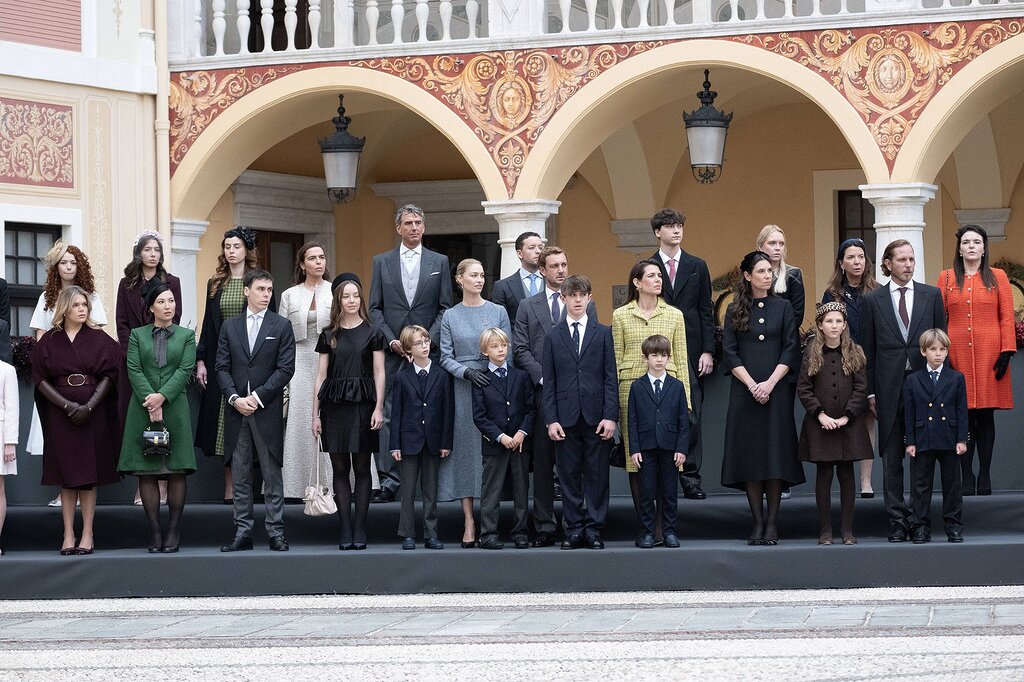 Charlène honore Armani, Caroline choisit Alexandra : tous les looks de la fête nationale monégasque Charlène honore Armani, Caroline choisit Alexandra : tous les looks de la fête nationale monégasque
