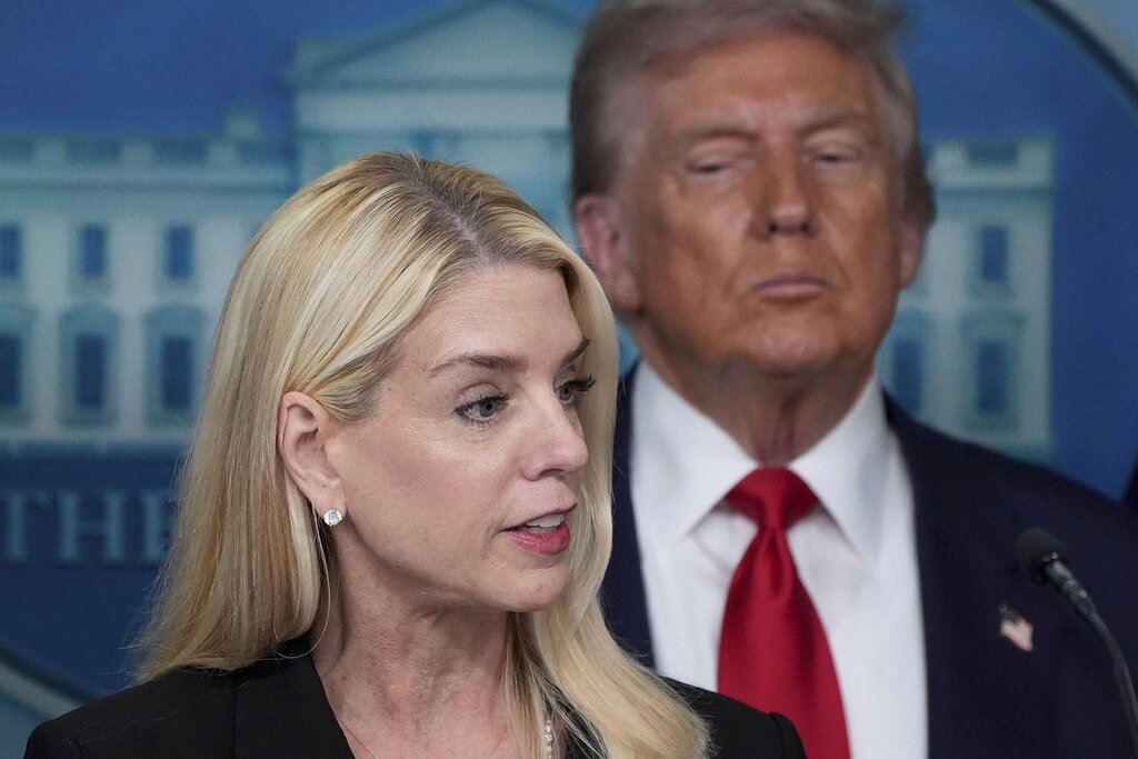 Pam Bondi, alliée de Trump dans l’affaire Epstein Pam Bondi, alliée de Trump dans l’affaire Epstein