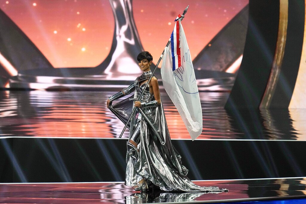 Eve Gilles incarne Jeanne d’Arc en armure argentée, à la façon de Zendaya Eve Gilles incarne Jeanne d’Arc en armure argentée, à la façon de Zendaya