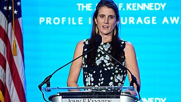 La petite-fille de JFK, émue par son diagnostic de cancer à 35 ans, se confie