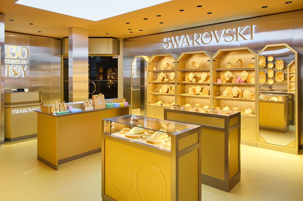Swarovski illumine les Champs-Élysées et inaugure son nouveau pop-up