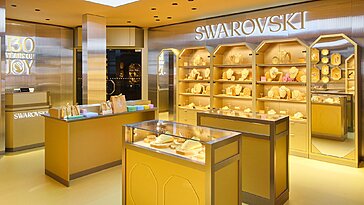 Swarovski illumine les Champs-Élysées et inaugure son nouveau pop-up