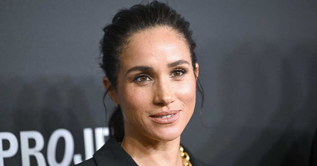Meghan Markle réagit à la controverse sur une robe empruntée : « Chaque vêtement gardé… »