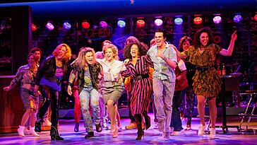 Cyndi Lauper redonne vie à son remake de 1988 avec des succès rétro