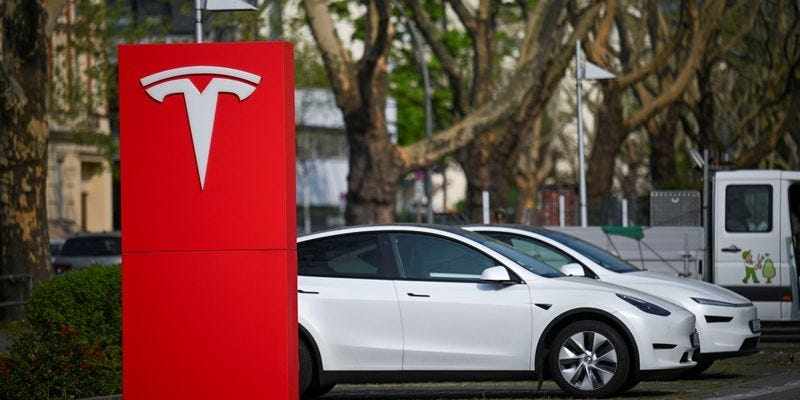 Elon Musk dit que l’auto-conduite Tesla permet parfois d’utiliser son téléphone, mais la police s’y oppose