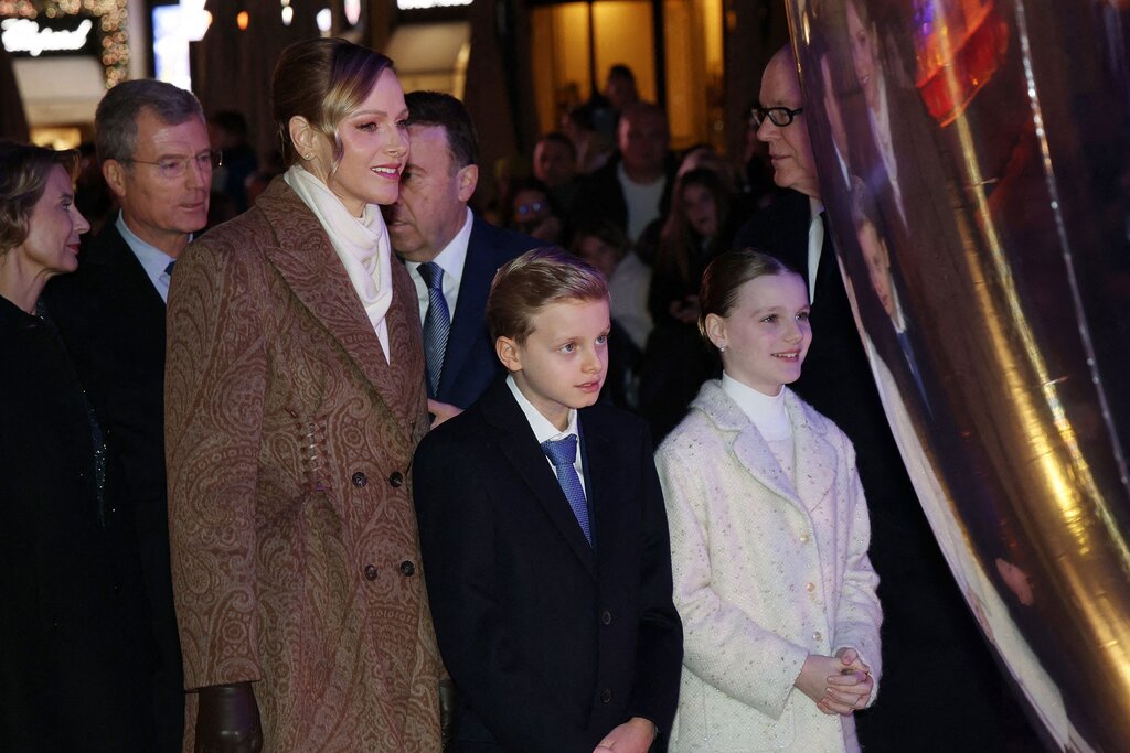 La princesse Gabriella porte une tenue de fête élégante en Dior, affichant un style luxueux et raffiné