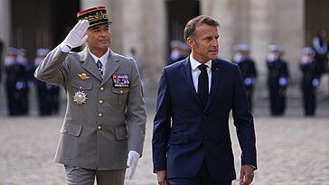 Emmanuel Macron discute des enjeux de défense : tensions Russie, service militaire, dissuasion nucléaire