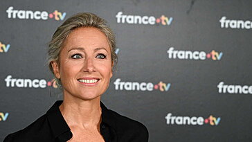 Les équipes du 20h de France 2 offrent un cadeau original qu’Anne-Sophie Lapix conserve précieusement