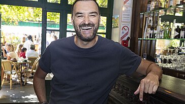 Cyril Lignac partage sa vie entre son fils Léo, sa compagne Déborah et ses savoureuses recettes