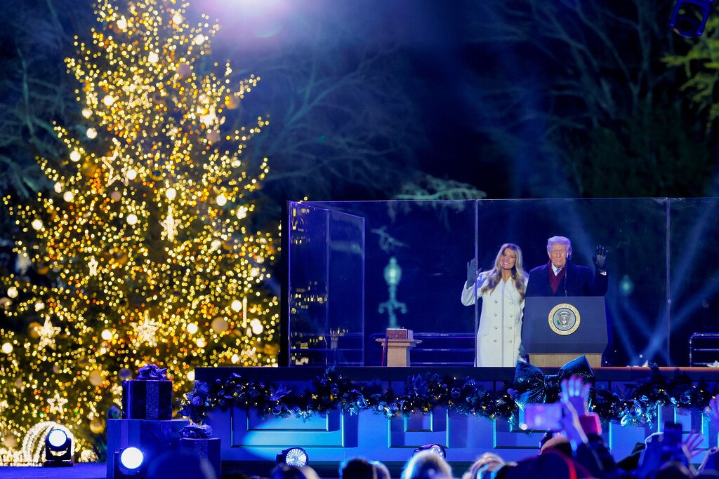Melania et Donald Trump décorent le sapin de Noël à la Maison-Blanche