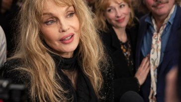 Arielle Dombasle revient sur le coup de foudre entre Julie Depardieu et Philippe Katerine : « ils sont tombés amoureux »