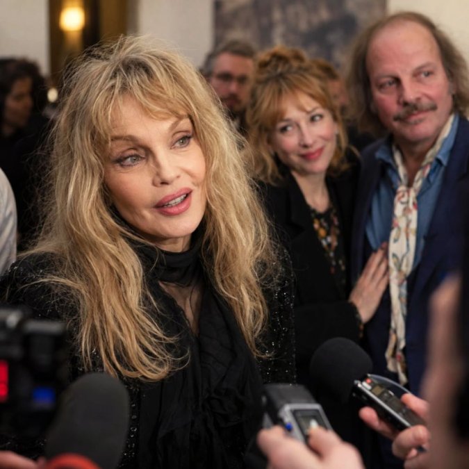 Arielle Dombasle revient sur le coup de foudre entre Julie Depardieu et Philippe Katerine : « ils sont tombés amoureux » Arielle Dombasle revient sur le coup de foudre entre Julie Depardieu et Philippe Katerine : « ils sont tombés amoureux »
