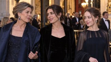 Caroline de Monaco, Charlotte Casiraghi et Alexandra de Hanovre affichent un trio complice pour une soirée à l’opéra