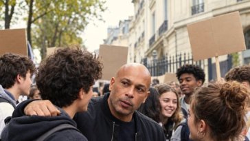 Éric Judor apporte son soutien aux lycéens qui manifestent : » Le mouvement est fabuleux «
