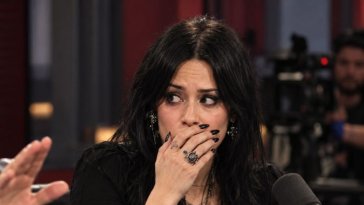 La « goth baddie » de Drake révèle par erreur son vrai âge en direct et demande de couper ce passage