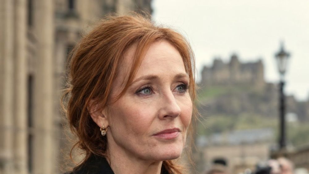 JK Rowling dit qu’elle » continuera à s’exprimer » malgré une » avalanche de menaces « 