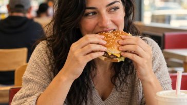 Kim Kardashian avoue manger chez McDonald’s et relance les critiques sur sa routine bien-être hors de prix