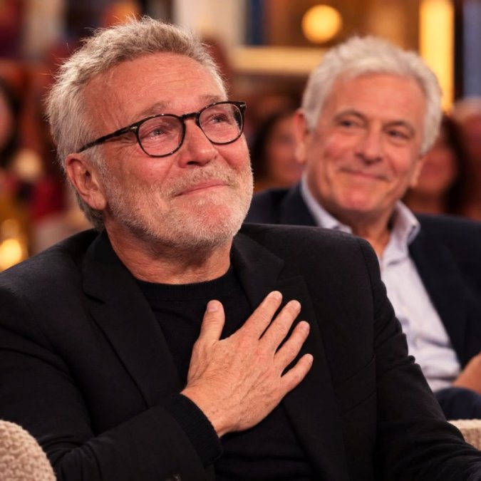 Laurent Ruquier ému dans La Boîte à secrets : » ça me fait tout drôle » après la surprise de son frère aîné Laurent Ruquier ému dans La Boîte à secrets : » ça me fait tout drôle » après la surprise de son frère aîné