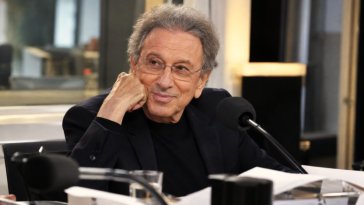 Michel Drucker : sa femme a tenté de lui faire arrêter la télévision en le décrivant comme » un vieil animateur de 95 ans «
