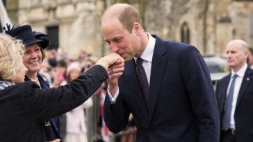 Le prince William fait le buzz avec ses gestes » ringards » : » il ne se place jamais au-dessus de personne «