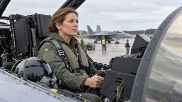 Cette reine devient la première au monde à piloter un avion de chasse