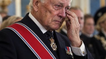 Le roi Haakon VIII de Norvège fond en larmes