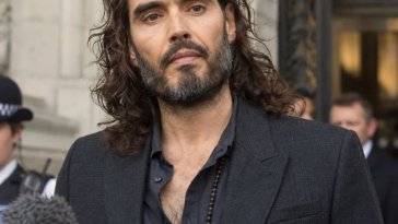 Russell Brand : le récit insoutenable de l’une de ses accusatrices de viol