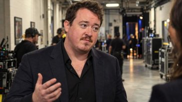 Shane Gillis répond aux critiques après son monologue à SNL et ses jurons en direct à la télévision