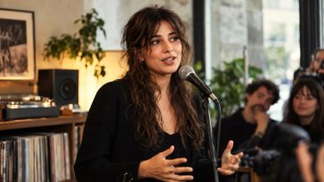 Sophia Stel présente son premier album : » le plus grand album de tous les temps «