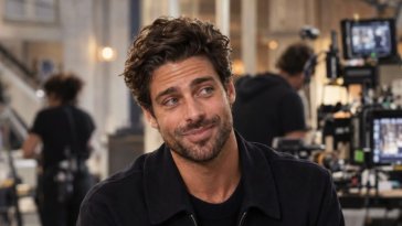 Tom Leeb raconte sa plus grosse bourde sur le tournage de Cat’s Eyes : » Sur le moment, je ne rigolais pas ! «