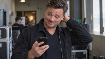Tom Welling réagit avec humour après avoir publié par erreur une photo très osée de lui