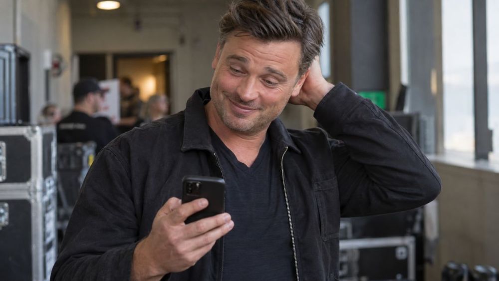 Tom Welling réagit avec humour après avoir publié par erreur une photo très osée de lui