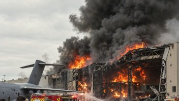 Un vaste incendie sur l’une des plus grosses bases militaires du Canada fait plusieurs morts