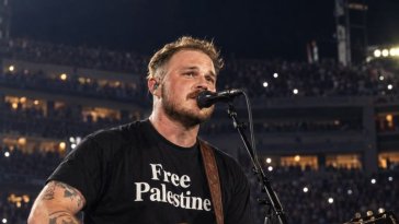 Zach Bryan se produit au stade de Robert Kraft avec un t-shirt » Free Palestine » après la polémique avec Ed Sheeran