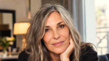 Zazie explique pourquoi elle a choisi d’assumer ses cheveux blancs